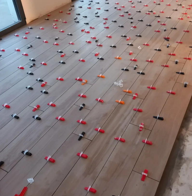 Carrelage en cours de pose, croisillons en place